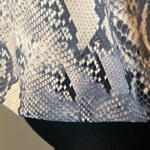 Calvin Klein Women’s Snake Print Blousy V-Neck V-Back Tankini Top sz L - Picture 3 of 6